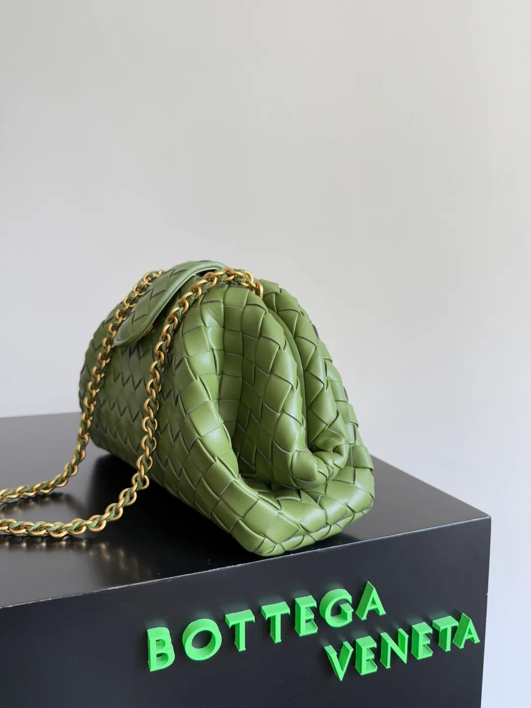 Batch 2260 BOTTEGA VENETA Lady's LAUREN CLUTCH Chain Clutch was inspired by 40 years ago. It is a perfect fusion of classic and modern bags. It is effortless and fashionable for any occasion and at any time. The newly added detachable metal chain allows people to have more ways to carry it. It is grand and elegant. Style No.: 785807 Size: 31.5*16.5*11cm